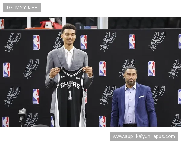 马刺新星文班亚马再度闪耀，创生涯新高，文班亚马臂展