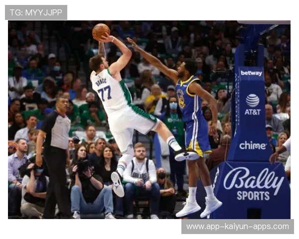 金州勇士对阵达拉斯独行侠：库明加冲抢前场篮板，关键选择引爆讨论